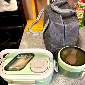 Insulated lunchbox, with soup included food and soup container